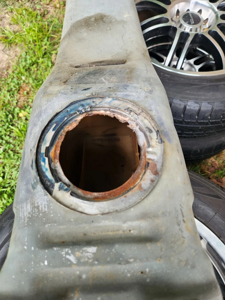 Pontiac Fiero 1984-86 tanque de combustible Foto 4 de 4