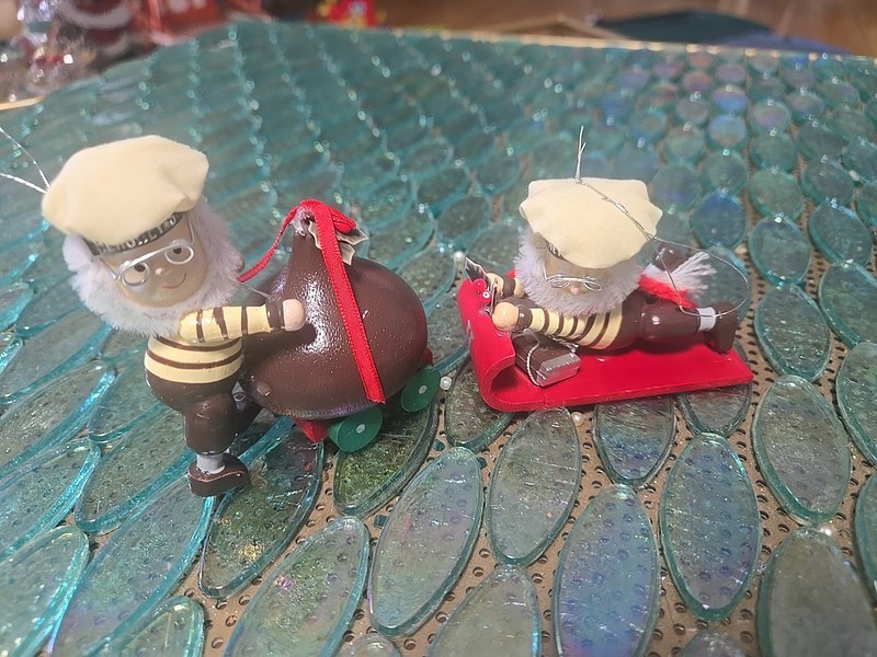 Vtg 90's Hershey's Christmas ornament SANTA BAKER ON TOBAGGON & KISS  Kurt Alder
