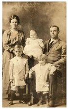 1904 - 1918 FAMILY FATHER MOTHER & 3 CHILDREN  RPPC REAL PHOTO POSTCARD B6