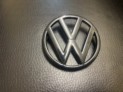 Original VW Golf 1 GTI VW Zeichen vorn schwarz Kühlergrill 171853601 - Bild 1 von 2