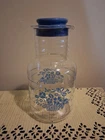 VTG Pyrex Cornflower Counrty Blue Basket Glass Carafe 7520 W/Lid  2 Quart  USA