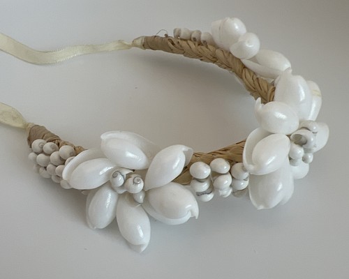 ARMBAND strohähnliches Band mit weißen Muschelblumen oben zum Binden mit Band, siehe Fotos - Bild 7 von 7