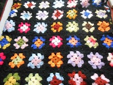 Couverture afghane vintage crochet BOHO noire tricot floral mamie carrés ferme