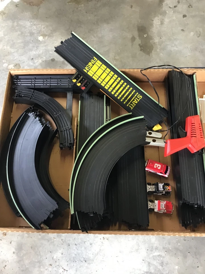 Juego de carreras sin ranuras TYCO US1 CONTROL DE COMANDO BIG DETOUR WNIGHT GLOW 6413 G3D Foto 3 de 3