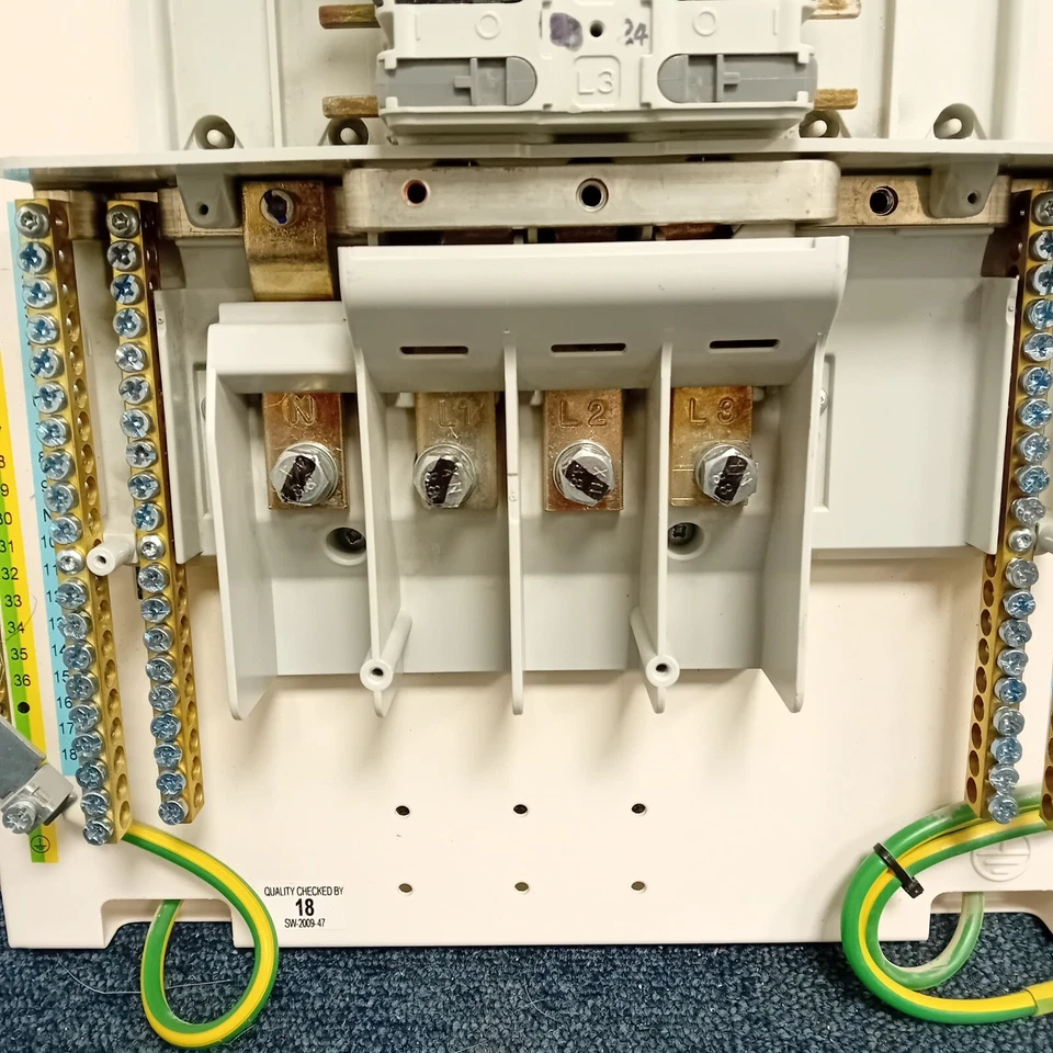 Merlin Gerin MGBN24E 3 phase -  24 way  Pan Assembly - 250 amp rated Bus Bars. - Image 3 of 4