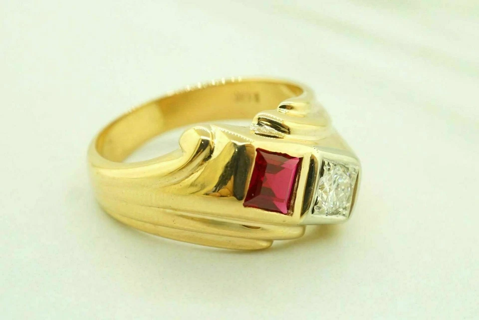 Alianza de boda de rubí creada en laboratorio rojo de 1,20 quilates enchapada en oro amarillo de 14 quilates para hombre Foto 2 de 4