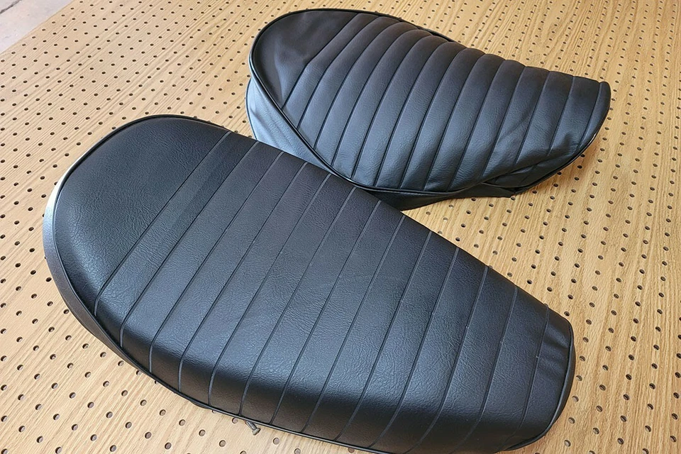 FUNDA ASIENTO YAMAHA DT250 DT360 RT360 DT400 MODELO 1972 A 1973 (NEGRO) (Y*-43) Foto 2 de 4