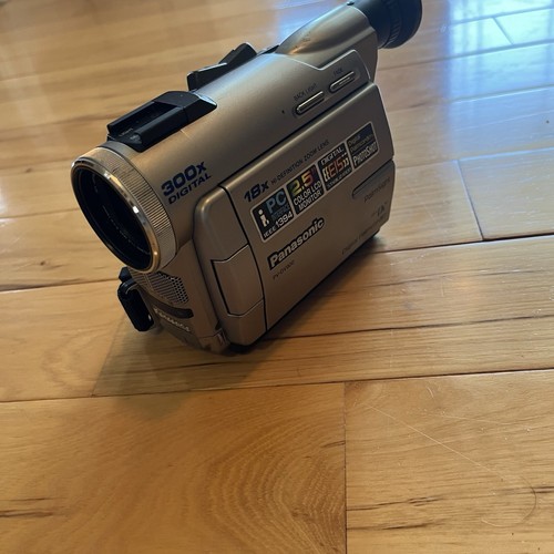 Panasonic PV-DV900 PalmSight Camcorder - UNTESTED no battery Cracked Screen