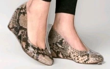 Vionic Antonia Snake Print Wedge Dress Shoes Heels Pumps Size 8 M