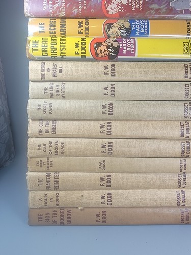Lot of 26 Vintage Hardy Boys Books by Franklin W. Dixon - Classic Hardcover - Picture 2 of 9