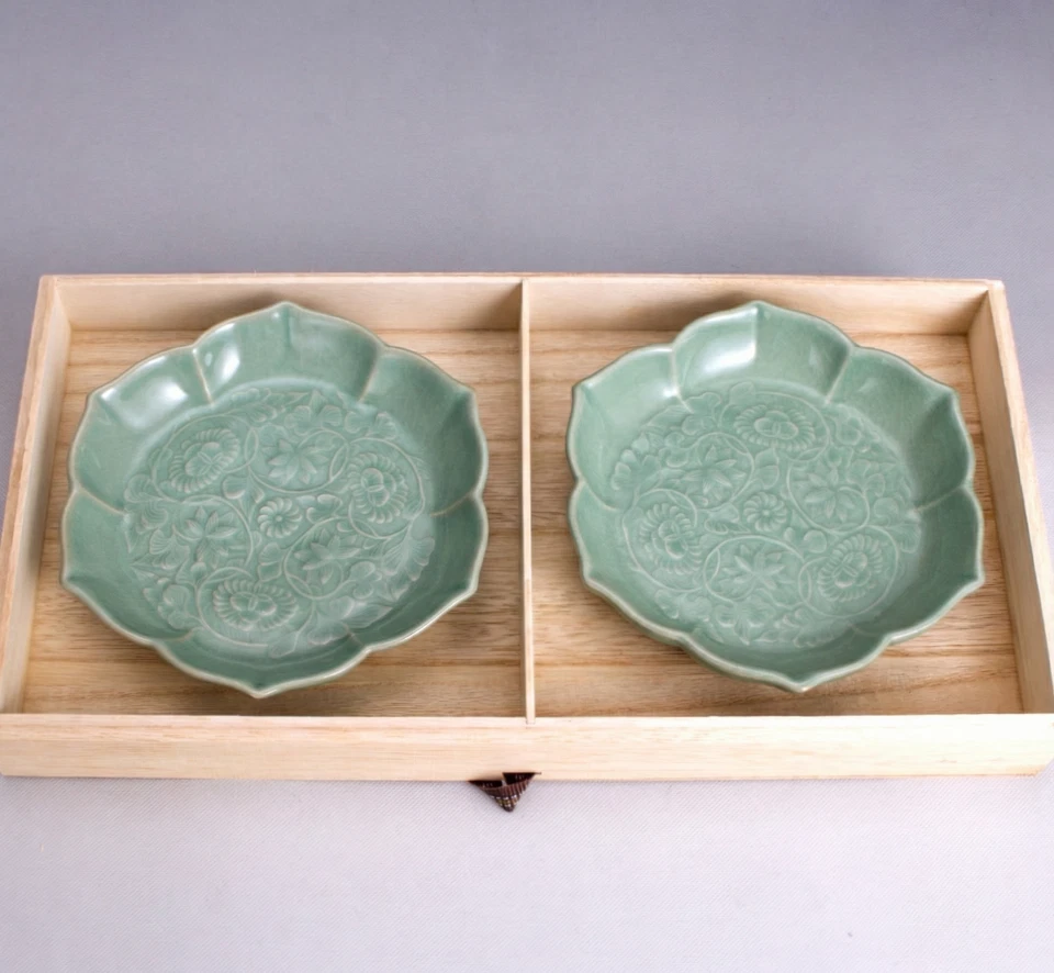 Juego de 2 platos de porcelana Korean Master Celadon relieve peonía con caja de madera Foto 4 de 4
