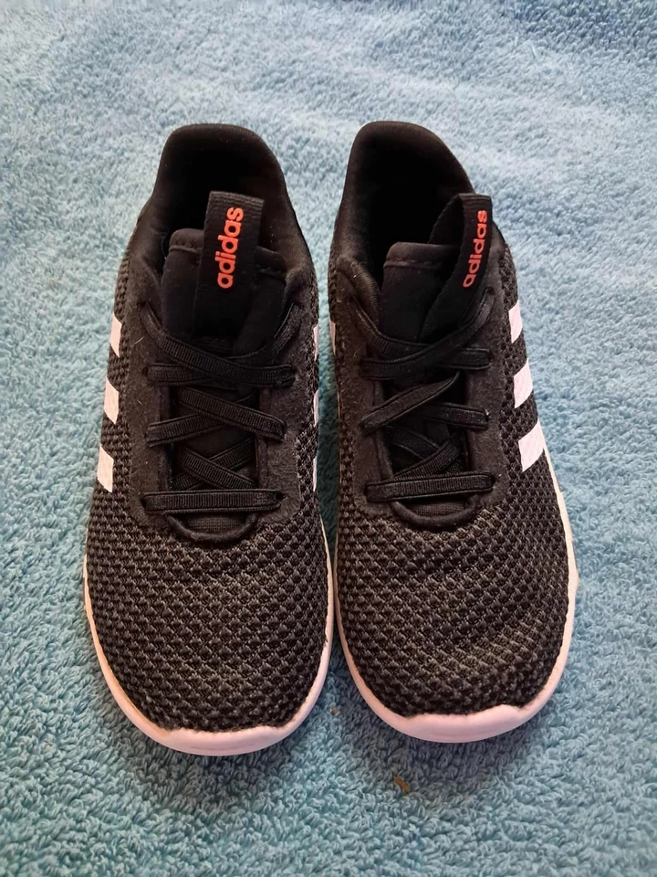 Zapatillas Adidas para niño bebé/niño pequeño talla 8, sin cordones. Negro, blanco. Foto 3 de 4