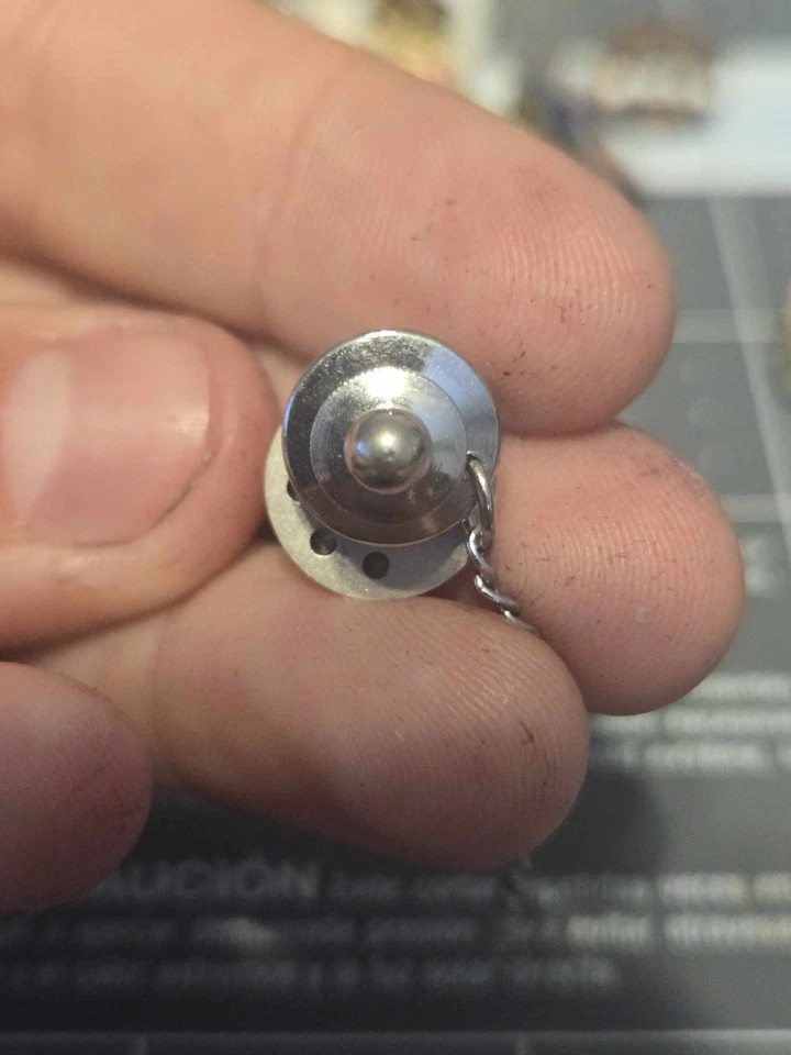 Pin de solapa o corbata Buick, tres esmeraldas de oro de 10 k Foto 4 de 4