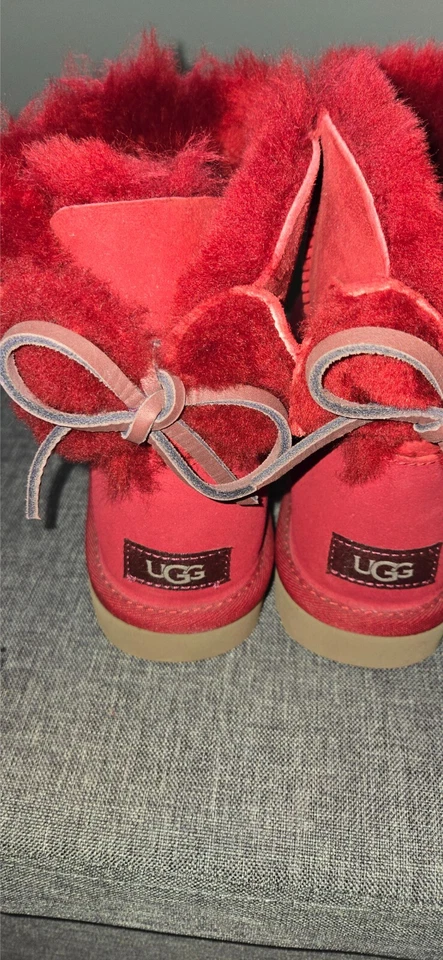Botas Ugg Mujer Talla 7 Bailey Bow Mini Rojo Piel de Oveja Gamuza Lana UGG Australia Foto 3 de 4