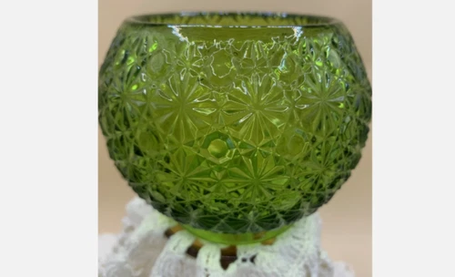 Fenton Avocada Green Daisy & buttons Vase 4.5 Height