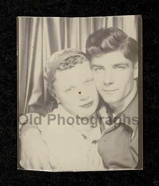 PHOTO BOOTH HANDSOME COUPLE MAN WOMAN CHEEK 2 CHEEK OLD/VINTAGE PHOTO- H401