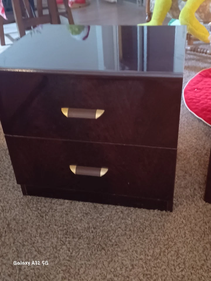 Juego de 2 mesitas de noche vintage/antiguas de caoba con dos cajones Foto 3 de 4