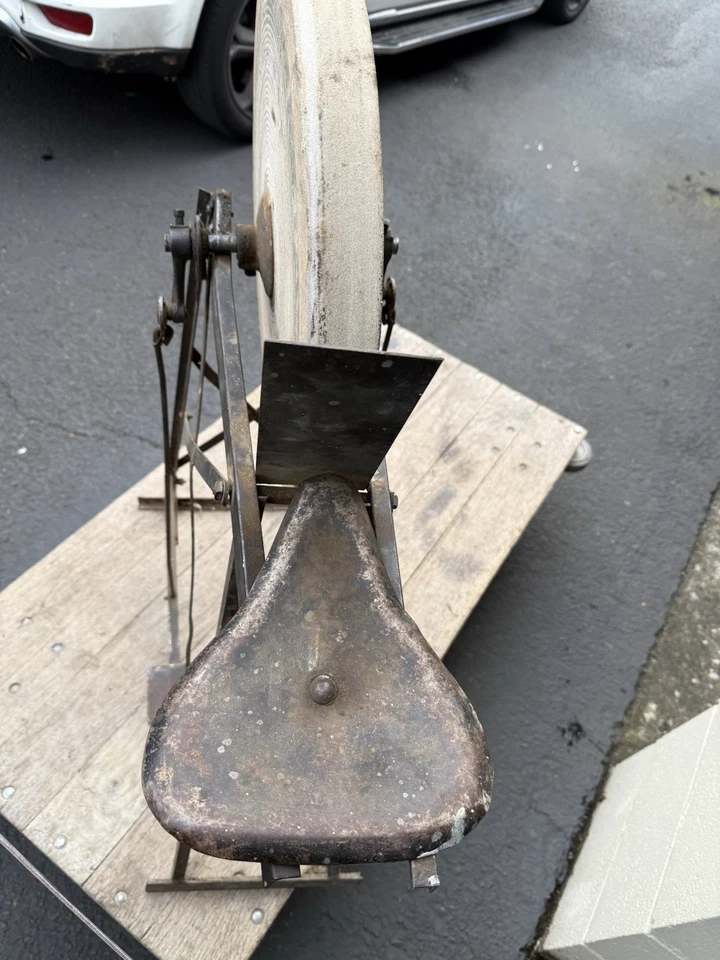 Antigua piedra de afilar con pedales y asiento Foto 3 de 3