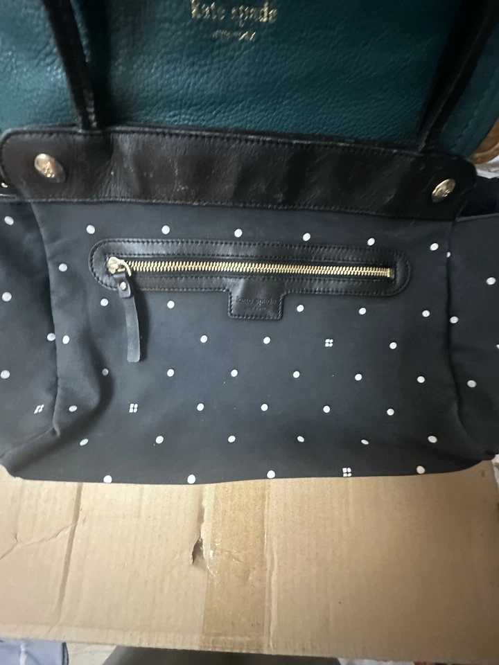 Bolso Kate Spade de lona de cuero y nailon con acento de lunares blanco y negro Foto 2 de 4