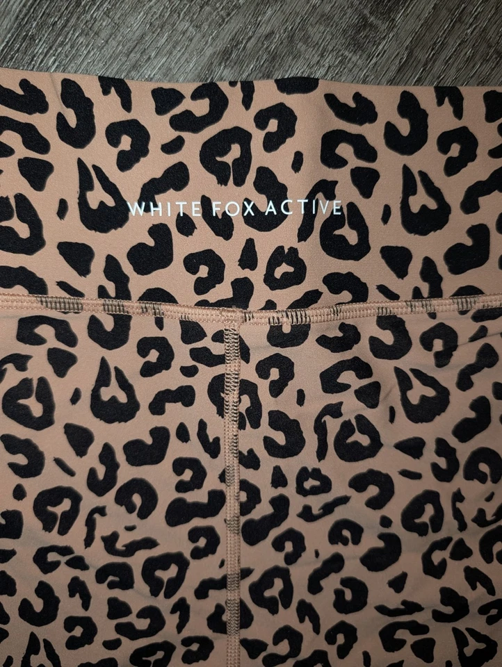 Shorts de motociclista White Fox Boutique ativo cintura alta estampa de leopardo bronzeado tamanho XS - Imagem 3 de 4