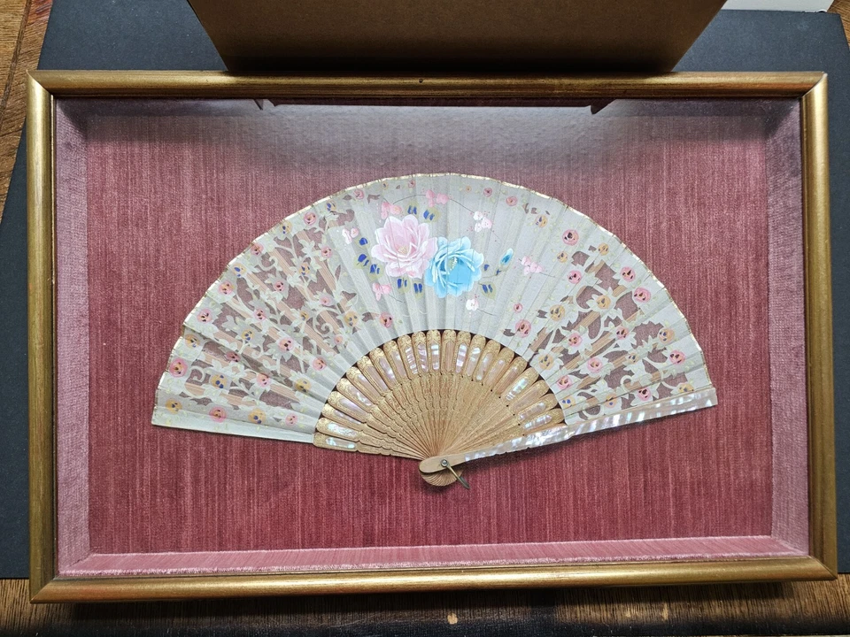 Hermosa Caja Antigua Enmarcada Abanico Pintada a Mano Seda Madreperla Bambú 20x13" Foto 3 de 4