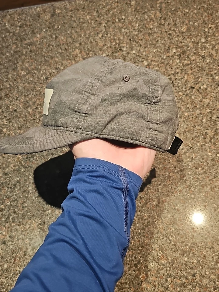 Linda gorra para correr Vuori Athletic Goods de 5 paneles gris camuflaje OSFM para mujer Foto 4 de 4