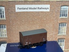 Bachmann OO Gauge Mode Railway 33-200 12 Ton Fruit Van BR Brown B87527