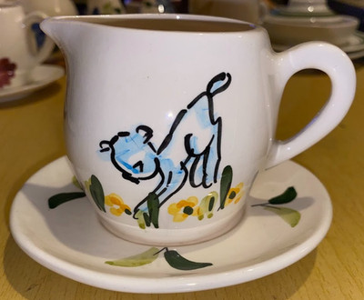 Toni Raymond Keramik - Vintage handbemalt neuwertig Soßenkrug & Untertasse - Lamm