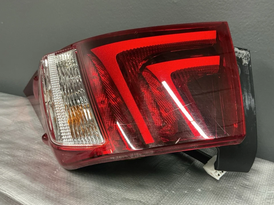 Luz trasera exterior derecha Lexus IS 350 2015 8155053270 OEM Foto 4 de 4