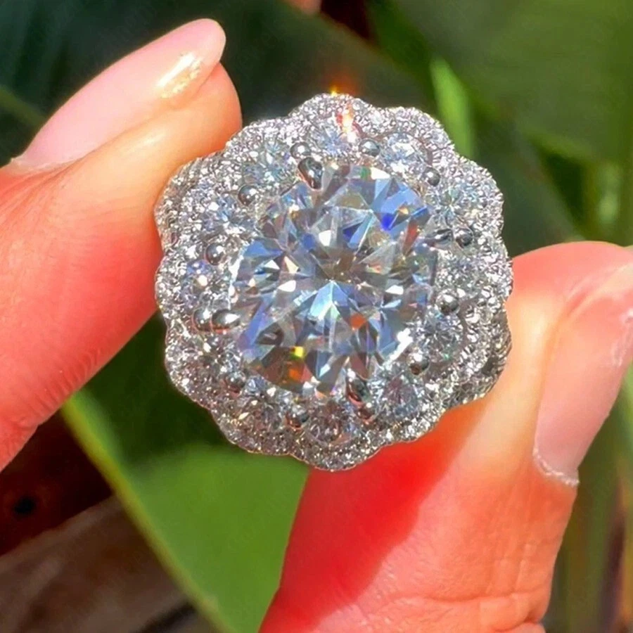 Anillo de compromiso con halo de diamantes cultivados en laboratorio G/VS1 corte redondo de 3,20 quilates de oro blanco de 14 k Foto 2 de 4