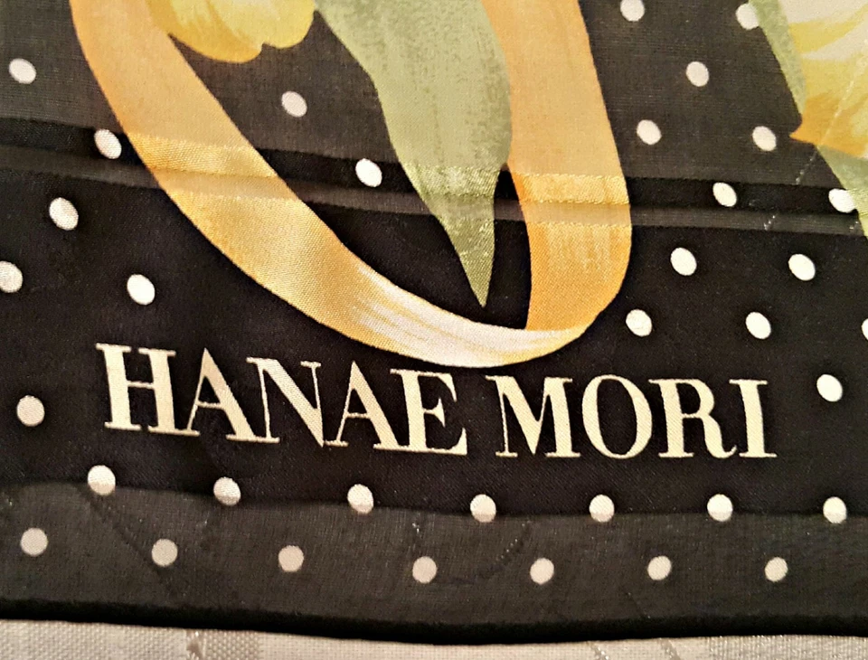 BUFANDA CUADRADA VINTAGE AUTÉNTICA DE SEDA DE GASA NEGRA AMARILLA CON FLORES HANAE MORI Foto 3 de 4