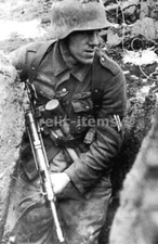 WW2 PICTURE PHOTO GERMAN SOLDIER WITH FULL GERA ON TRENCH 6538
