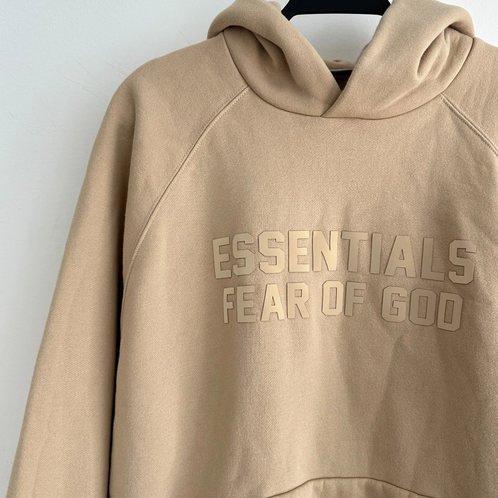 Felpa con cappuccio Fear of God Essentials uomo media marrone logo fumo streetwear sabbia neutra