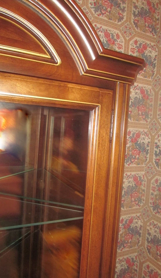 Antiguo capó iluminado esquina superior gabinete de China curiosidades adorno dorado mansión clásica  Foto 4 de 4