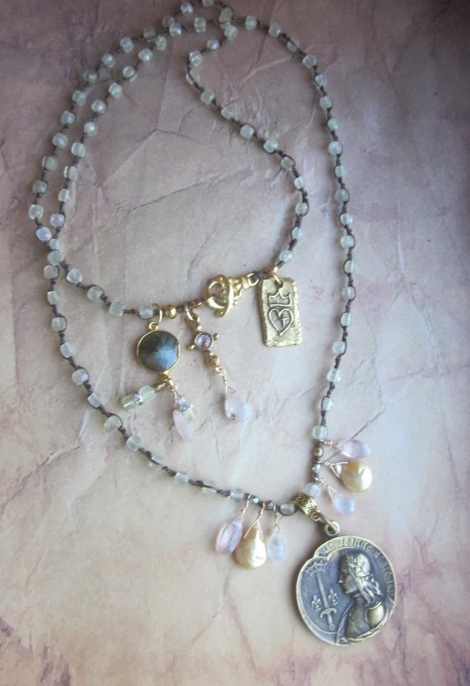 Collar Artesanal Juana de Arco Prehnita Colgante de Bronce por Princesa Campesina Foto 3 de 4