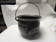 Antique Unbranded Cast Iron 3 Leg Pot / Cauldron / Bean Pot