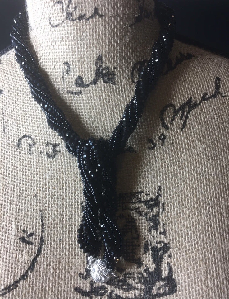 Conjunto de collar y pulsera negra con cristales sutiles para mujer Foto 3 de 4