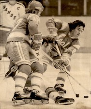 LG972 1974 AP Wire Photo JOHN STEWART CA GOLDEN SEALS v NY RANGERS RON GRESCHNER