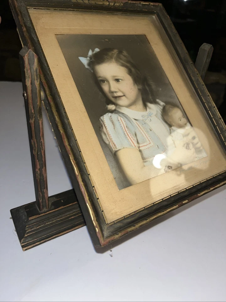 Marco de fotos columpio de madera antiguo Art Deco de colección de la década de 1920 niño con muñeca Foto 3 de 4