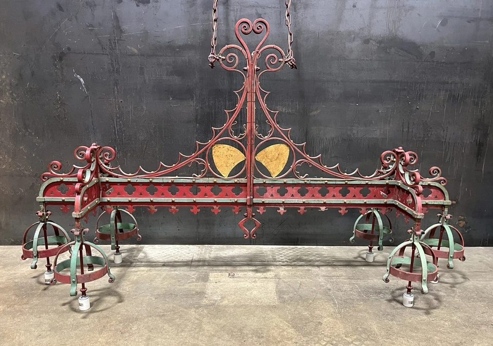 Lámpara gótica francesa de hierro forjado seis enchufes y pintura antigua; C. 1900 Foto 2 de 4