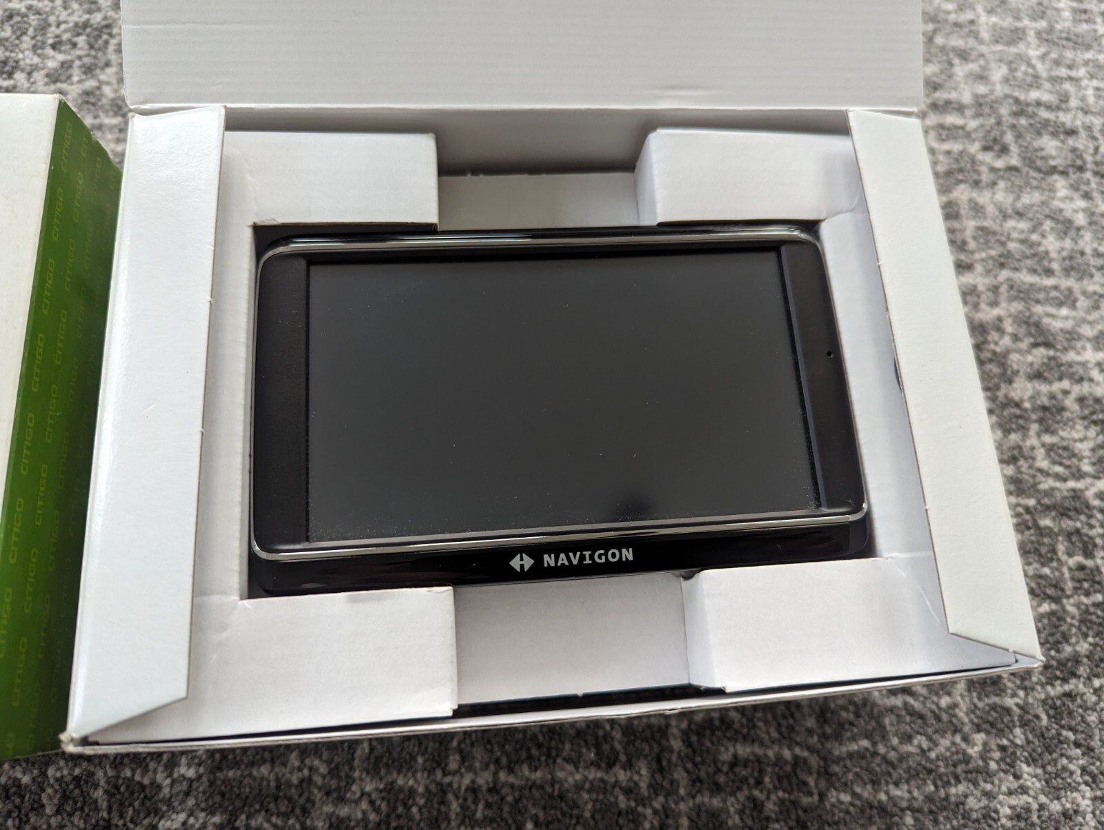  Navigon が iPhone 用カーキットを製造