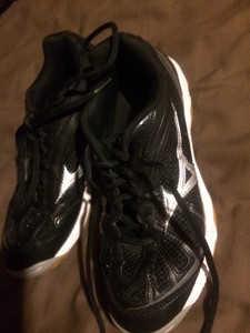 mizuno hurricane volleyball shoes