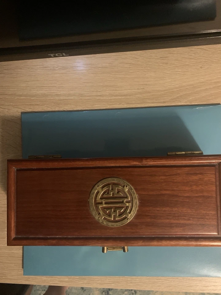 Hermoso joyero vintage de madera y latón con cierre de bisagras forro rojo en el interior Foto 4 de 4