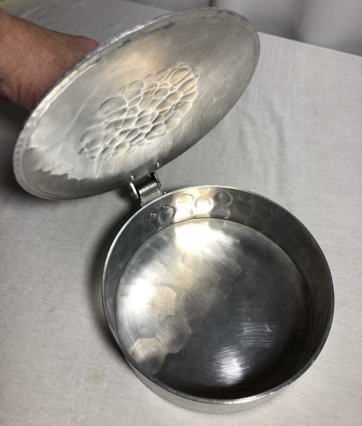 EVERLAST METAL 552 - HAND FORGED SILENT BUTLER CRUMB CATCHER - FLORAL