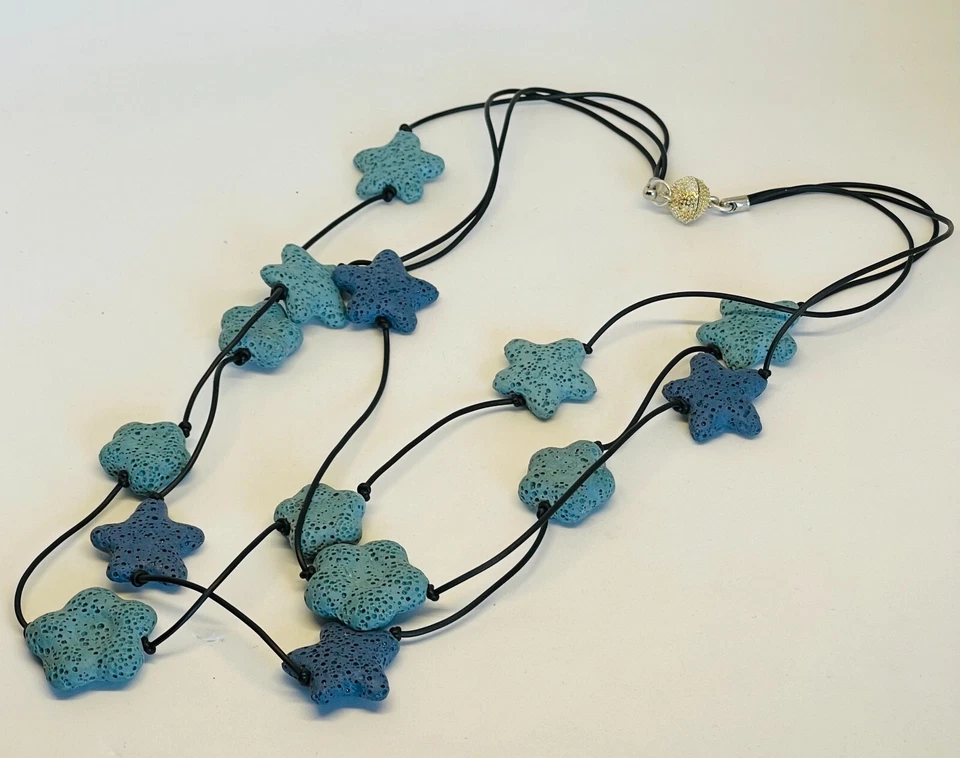 collana multifilo pietra lavica azzurra su cordino caucciù. Chiusura magnetica - Immagine 3 di 4