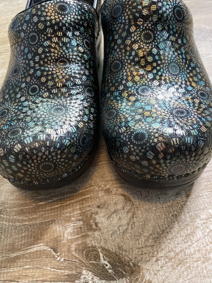 Tamancos femininos DANSKO preto iridescente padrão círculo profissional UE 37 EUA 7 - Imagem 4 de 4