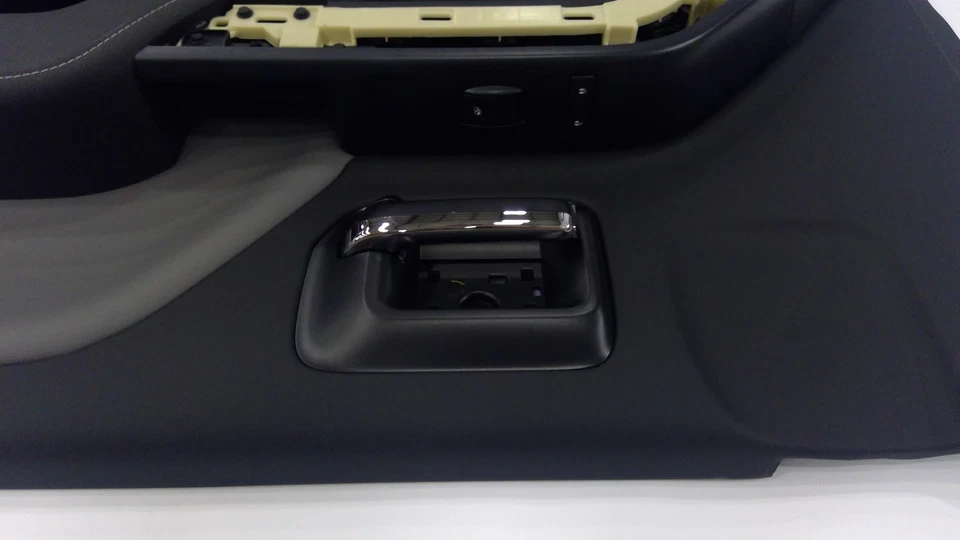 SE ADAPTA A CHEVROLET GMC SILVERADO 2500 HD SIERRA 3500 HD 2015 MOLDURA 23427585 - NUEVO Foto 2 de 3