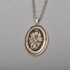 ovaler Biedermeier Medaillon Anhänger, schwarzes Email, Blumen Bouquet