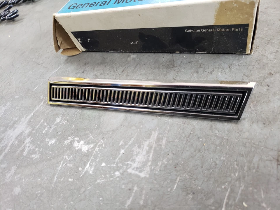 Nuevo de Lote Antiguo 1969 Buick Electra Lesabre Guardabarros Derecho Emblema Ventiport Trim Piece Foto 4 de 4