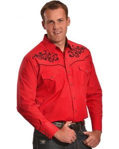 camisa roja y pantalon negro hombre